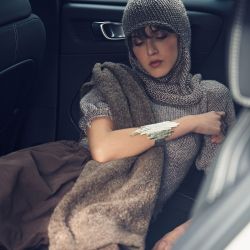 Pasamontaña y suéter en merino y lurex. Pantalón de algodón camisero y bufandón tejido a mano 100% alpaca bouclé (todo de Paula Martini). Brazalete de plata (Fazán). VOLVO XC 40 BEV. 