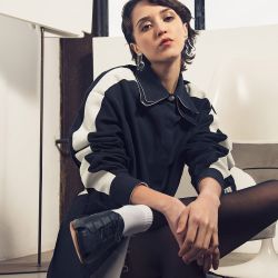 Chaqueta y falda con cintura sastrera en gabardina 100% algodón (Agoshida). Abotinados en cuero natural confeccionados  a mano (Acento de autor).