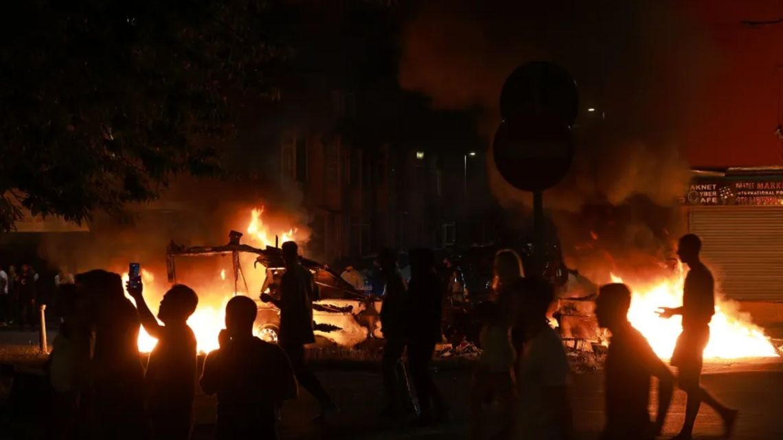 Serious incident in Leeds: Protesters burn vehicles and force police to flee