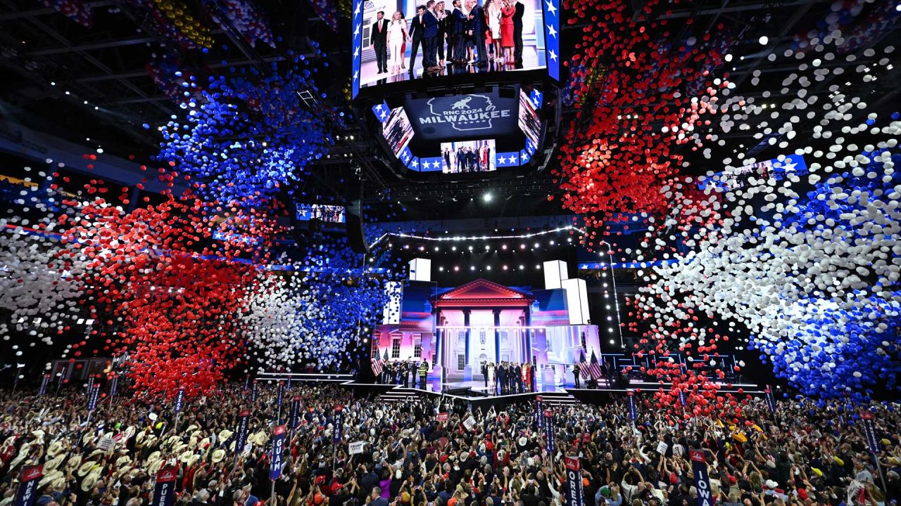 Los globos caen después de que el expresidente de Estados Unidos y candidato presidencial republicano de 2024, Donald Trump, aceptara la nominación de su partido el último día de la Convención Nacional Republicana de 2024 en el Foro Fiserv en Milwaukee, Wisconsin. Días después de que sobreviviera a un intento de asesinato, Trump ganó la nominación formal como candidato presidencial republicano y eligió al senador estadounidense de Ohio, J.D. Vance, como compañero de fórmula. | Foto:ANDREW CABALLERO-REYNOLDS / AFP