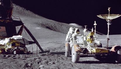 El 20 de julio de 1969, por primera vez en la historia, un hombre pisó suelo lunar, aunque las misiones continuaron por tres años más con el envío de algunos automóviles. Hoy, Día del amigo, se cumple el 55° aniversario de este suceso.
