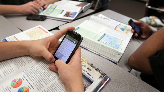 Prohibición de celulares en las escuelas: una solución simple que disfraza la falta de educación digital