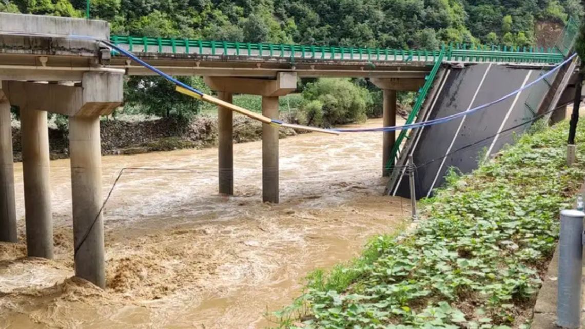 Tragedia en China: 12 muertos y 30 desaparecidos al derrumbarse un puente