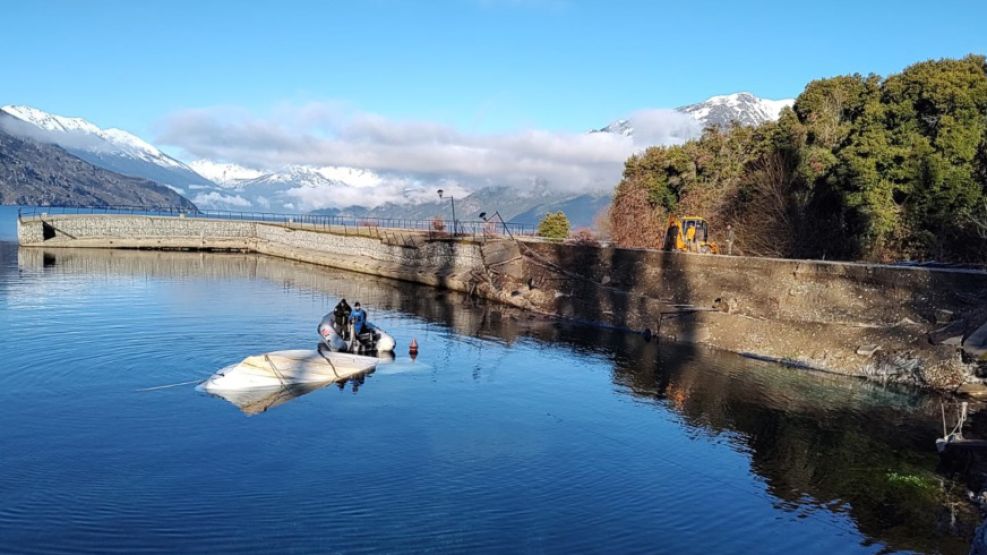 La estructura colapsada del muelle de Lago Puelo: la acción de las bacterias socavando las bases de hierro terminaron derrumbándolo.