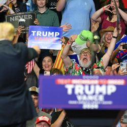 El ex presidente de Estados Unidos y candidato presidencial de 2024, Donald Trump, hace un gesto después de hablar durante un mitin de campaña con el senador estadounidense y candidato a vicepresidente J.D. Vance en Van Andel Arena en Grand Rapids, Michigan. | Foto:JIM WATSON / AFP
