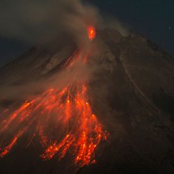 El monte Merapi arroja lava en sus laderas, visto desde Wonokerto, Yogyakarta, Indonesia. | Foto:DEVI RAHMAN / AFP