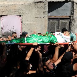 Los dolientes palestinos participan en el funeral de Ibrahim Hamza Zaqeq, de 20 años, el día después de que fuera alcanzado por una bala durante una incursión del ejército israelí en la aldea de Beit Ummar, al norte de la ciudad de Hebrón, en la zona ocupada por Israel. Cisjordania. El tribunal superior de la ONU dijo que la ocupación israelí del territorio palestino durante décadas era "ilegal" y debía terminar lo antes posible. | Foto:MOSAB SHAWER / AFP