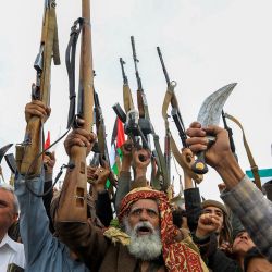 Los manifestantes blanden rifles durante una manifestación en Saná, la capital controlada por los hutíes de Yemen, en solidaridad con los palestinos, en medio del conflicto en curso en la Franja de Gaza entre Israel y el movimiento palestino Hamas. | Foto:MOHAMMED HUWAIS / AFP
