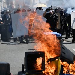 Los manifestantes se encuentran detrás de una barricada de basura en llamas durante una manifestación contra la construcción de un depósito de agua gigante en La Rochelle, en el oeste de Francia. | Foto:Christophe Archambault / AFP