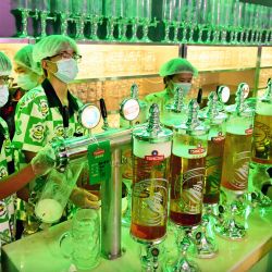 Trabajadores preparan cerveza durante el 34 Festival Internacional de la Cerveza de Qingdao, en el este de China. | Foto:Xinhua/Li Ziheng