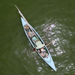 Vista aérea de un pescador navegando en el lago de Maracaibo, en Maracaibo, estado de Zulia, Venezuela. | Foto:Federico Parra/AFP