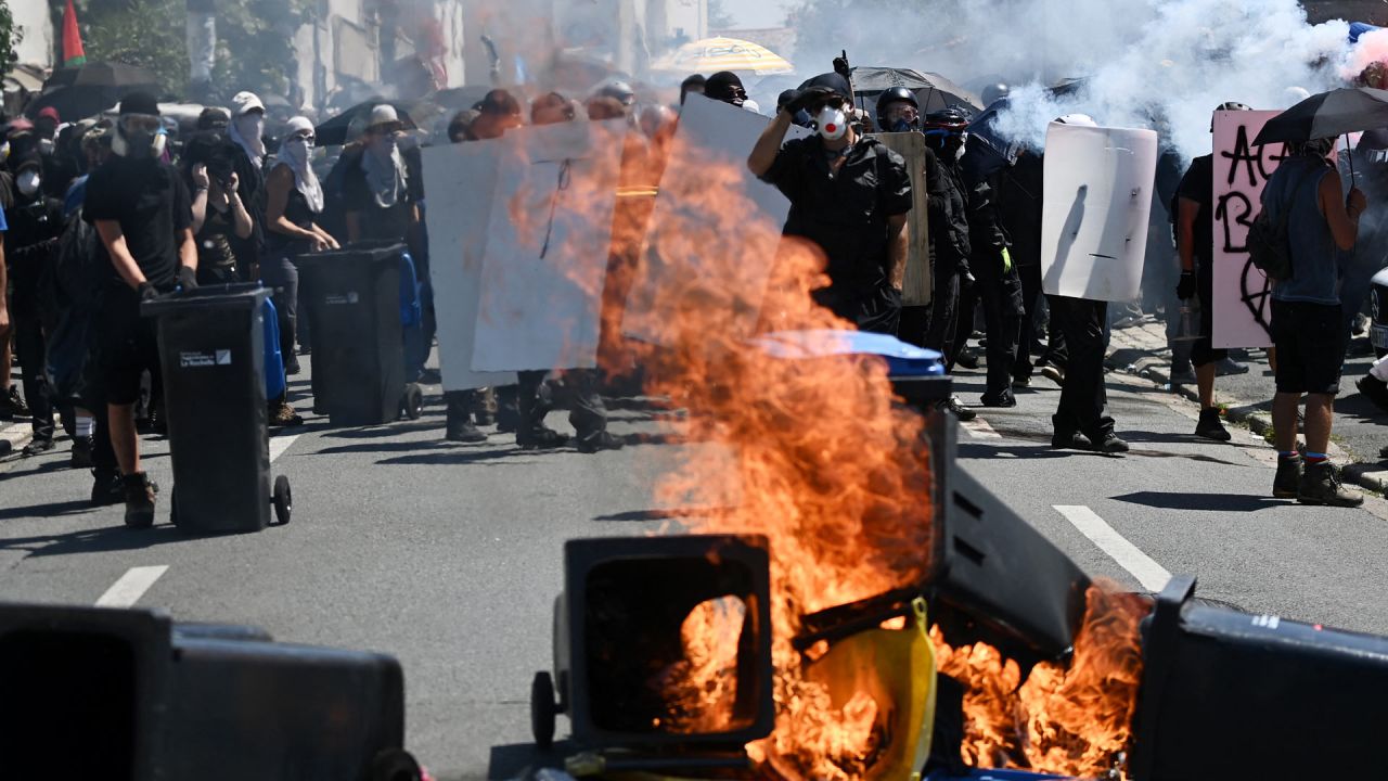 Los manifestantes se encuentran detrás de una barricada de basura en llamas durante una manifestación contra la construcción de un depósito de agua gigante en La Rochelle, en el oeste de Francia. | Foto:Christophe Archambault / AFP