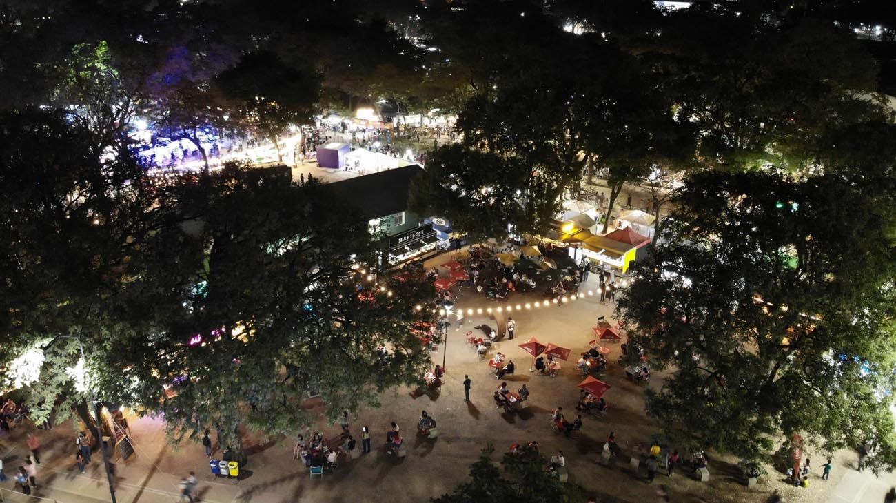 El colosal Parque 2 de Febrero, donde se realiza la Bienal, ostenta 14 hectáreas junto al río Negro. Más de 800 mil personas concurrieron durante los 7 días que duró el evento.