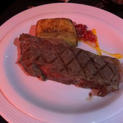 Olympo Skybar ofrece una cena con espectáculo de tang de primer nivel y con vistas de 360° de Buenos Aires.