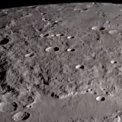 Vista de los hoyos de las cuevas encontradas en la Luna.