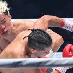 El japonés Tenshin Nasukawa lucha contra el estadounidense Jonathan Rodríguez durante su combate de boxeo de peso pluma junior en el Ryogoku Kokugikan de Tokio. | Foto:Yuichi Yamazaki / AFP