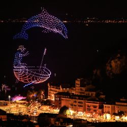 Esta fotografía muestra un espectáculo de luces con drones para celebrar la llegada de la 111.a edición de la carrera ciclista Tour de Francia en Niza, sureste de Francia. | Foto:Valery Hache / AFP