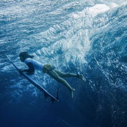 La surfista australiana Molly Picklum participa en una sesión de entrenamiento de surf en Teahupo'o, en la isla polinesia francesa de Tahití, antes de los Juegos Olímpicos de París 2024. | Foto:Ben Thouard / PISCINA / AFP