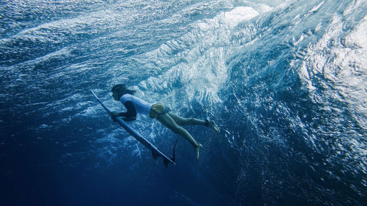 La surfista australiana Molly Picklum participa en una sesión de entrenamiento de surf en Teahupo'o, en la isla polinesia francesa de Tahití, antes de los Juegos Olímpicos de París 2024. | Foto:Ben Thouard / PISCINA / AFP