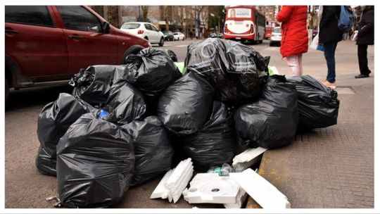 Por una medida de fuerza del sindicato de Moyano, la Ciudad de Buenos Aires acumula basura en las veredas