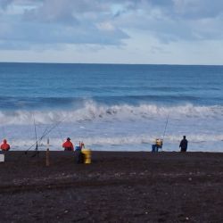 Los amantes del mar tienen una buena opción en las playas de Las Grutas, siempre alternativa pese al frío.