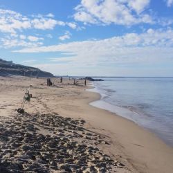 Los amantes del mar tienen una buena opción en las playas de Las Grutas, siempre alternativa pese al frío.