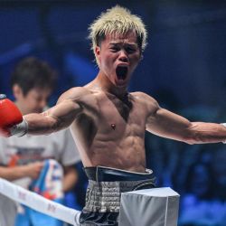 El japonés Tenshin Nasukawa celebra su victoria sobre el estadounidense Jonathan Rodríguez en su combate de boxeo de peso pluma junior en el Ryogoku Kokugikan de Tokio. | Foto:Yuichi Yamazaki / AFP