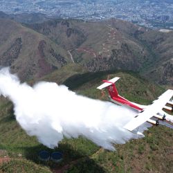 Imagen de un gran avión anfibio AG600 de China realizando una prueba de vuelo para combatir incendios, en la ciudad de Xichang de la provincia de Sichuan, en el suroeste de China. | Foto:Xinhua
