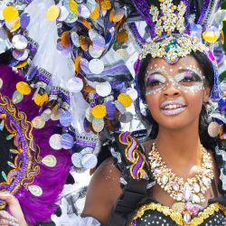 Imagen de una niña disfrazada bailando durante el Desfile de Carnaval Juvenil de Toronto 2024, en Toronto, Canadá. | Foto:Xinhua/Zou Zheng