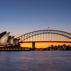Imagen de una vista del atardecer de la Casa de la Opera y el Puente del Puerto, en Sídney, Australia. | Foto:Xinhua/Liang Yu