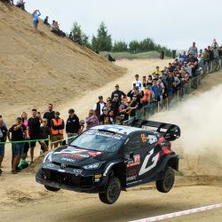 Kalle Rovanpera de Finlandia y su copiloto Jonne Halttunen conducen su Toyota GR Yaris Rally1 HYBRID durante el SS17 Krogzemji en el WRC TET Rally Letonia WRC, evento organizado por primera vez en Letonia. | Foto:Gints Ivuskans / AFP