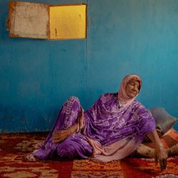 Karima Mint Sidi Mohamed posa para un retrato en su casa en Iwik, un pueblo de pescadores en el Parque Nacional Banc d'Arguin. Ubicado en el norte de Mauritania, el Banc d'Arguin es una reserva natural establecida en 1976. | Foto:MICHELE CATTANI / AFP