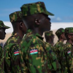 La Unidad de Servicios Generales y la policía fronteriza de Kenia están en formación mientras esperan la llegada de la Embajadora de los Estados Unidos ante las Naciones Unidas, Linda Thomas-Greenfield, a la base de la misión de Apoyo Multinacional a la Seguridad (MSS) en Haití. | Foto:ROBERTO SCHMIDT / PISCINA / AFP