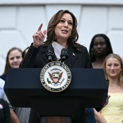 La vicepresidenta de los Estados Unidos, Kamala Harris, habla durante un evento en honor a los equipos campeones de la Asociación Nacional de Atletismo Universitario (NCAA) de la temporada 2023-2024, en el jardín sur de la Casa Blanca en Washington, DC. Joe Biden abandonó las elecciones presidenciales de Estados Unidos y respaldó a la vicepresidenta Kamala Harris como nueva candidata del Partido Demócrata, en una medida sorprendente que pone patas arriba una ya extraordinaria carrera de 2024 por la Casa Blanca. | Foto:BRENDAN SMIALOWSKI / AFP