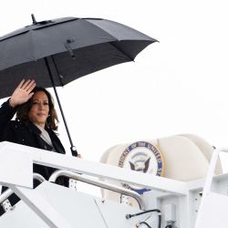 La vicepresidenta Kamala Harris saluda mientras aborda el Air Force Two en la Base Conjunta Andrews en Maryland. Harris se dirige a Wilmington, Delaware, para reunirse con el personal de campaña. Harris obtuvo el respaldo crucial de la peso pesada demócrata Nancy Pelosi para liderar el partido contra Donald Trump en noviembre después de la sorprendente salida de Joe Biden de la carrera de 2024. | Foto:ERIN SCHAFF / PISCINA / AFP