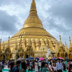 Los devotos visitan la Pagoda Shwedagon durante el día de luna llena de Waso, un día sagrado en el calendario lunar de Myanmar que marca el comienzo de la Cuaresma budista, en Yangon. | Foto:Sai Aung Main / AFP