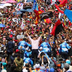 Esta fotografía publicada por la Presidencia de Venezuela muestra al presidente y candidato presidencial de Venezuela, Nicolás Maduro, saludando a sus partidarios durante un mitin de campaña en Trujillo, Venezuela. Venezuela celebrará sus elecciones presidenciales el 28 de julio. | Foto:MARCELO GARCIA / Presidencia de Venezuela / AFP