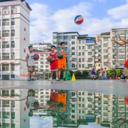 Niños practican basquet en una escuela, en el distrito de Daoxian de la ciudad de Yongzhou, en la provincia de Hunan, en el centro de China. | Foto:Xinhua/Jiang Keqing