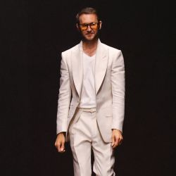 Peter Hawkings deja Tom Ford.