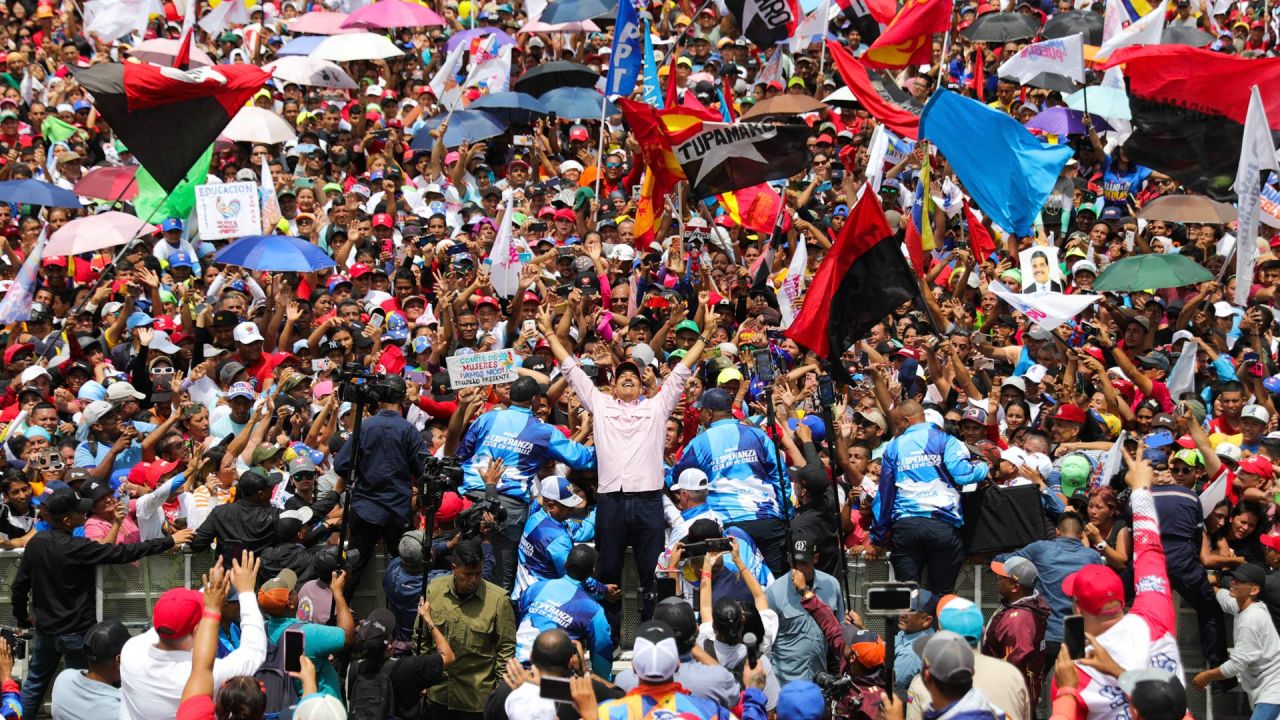 Esta fotografía publicada por la Presidencia de Venezuela muestra al presidente y candidato presidencial de Venezuela, Nicolás Maduro, saludando a sus partidarios durante un mitin de campaña en Trujillo, Venezuela. Venezuela celebrará sus elecciones presidenciales el 28 de julio. | Foto:MARCELO GARCIA / Presidencia de Venezuela / AFP