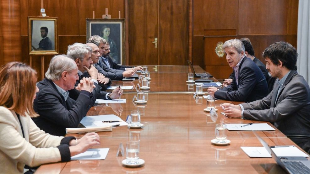 Luis Caputo con representantes de supermercados