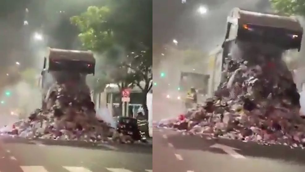 Un camión recolector arrojó todos los residuos sobre la calle.