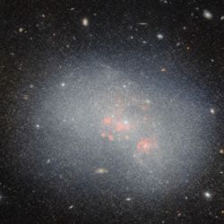 La nueva galaxia tiene la forma de una gota.