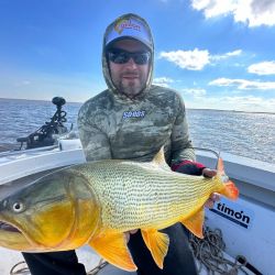 Del lado uruguayo los buenos pejerreyes atraen a muchísimos pescadores, pero otros sienten el imán por los dorados. Dos especies deportivas para aprovechar. 