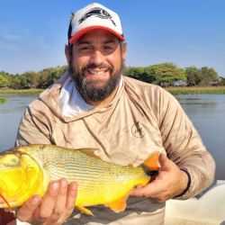 En Reconquista, el Paraná ostenta un rico delta plagado de islas, bancos, bocas, arroyos, juntas de agua, veriles, correderas y accidentes costeros que son sitios ideales para que el dorado haga de las suyas.