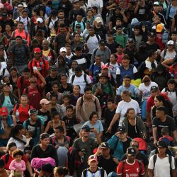 Cientos de migrantes, en su mayoría de Centroamérica y Venezuela, partieron en una caravana con destino a Estados Unidos para escapar de la pobreza y la violencia, en las afueras de Tapachula, Estado de Chiapas, México. | Foto:ISAAC GUZMÁN / AFP