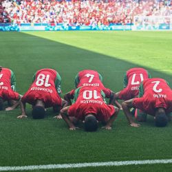 El delantero marroquí Soufiane Rahimi se arrodilla mientras celebra después de anotar el primer gol de su equipo, mientras sus compañeros tocan el suelo con la frente en el partido de fútbol masculino del grupo B entre Argentina y Marruecos durante los Juegos Olímpicos de París 2024 en el Geoffroy- Estadio Guichard en Saint-Etienne. | Foto:ARNAUD FINISTRE / AFP
