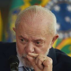 El presidente brasileño, Luiz Inácio Lula da Silva, habla durante un encuentro con la prensa extranjera en el Palacio de la Alvorada, en Brasilia, Brasil. | Foto:Xinhua/Lucio Tavora