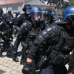 Gendarmes franceses con equipo antidisturbios caminan hacia los manifestantes durante una manifestación contra la construcción de un depósito de agua gigante en La Rochelle, oeste de Francia. | Foto:Christophe Archambault / AFP