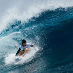 Imagen de la surfista, Molly Picklum, de Australia, participando en una sesión de entrenamiento de surf previo a los Juegos Olímpicos de París 2024, en Teahupo'o, Tahití, Polinesia Francesa. | Foto:Xinhua/Ben Thouard/POOL